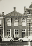 104442 Markt 53 (later 211), westkant. Links een gedeelte van De Wolbaal. van Jo Govers. Centraal nummer 53 het ...