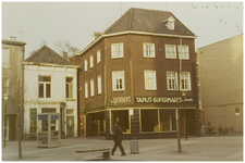 104451 Markt, westkant, gezien vanuit de richting van de 'Ameidestraat''. Links een gedeelte van het kantoor van het ...