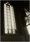 104510 Markt 47, westkant. Interieur van de kapel van het klooster Sint Aloysius. Links een gebrandschilderd raam, ...