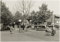 104529 Markt, westkant. De kop van de Markt bij de fontein, 05-1980