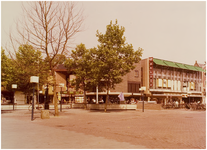 104530 Markt, westkant. De kop van de Markt bij de fontein, 05-1980