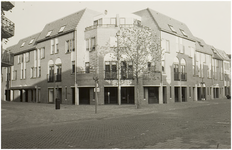 104542 Markt, westkant, gezien in de richting 'Marktstraat'. Woon-winkelgebouw Kloosterhof, 13-11-1986