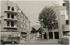 104547 Markt, westkant. Nieuwbouw De Librije (links) en Kloosterhof (rechts). In het midden één van de paalwoningen ...