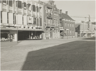 104551 Markt, westkant, gezien in de richting van de 'Marktstraat' vanaf de ingang van de Centrum-Passage, 02-1986