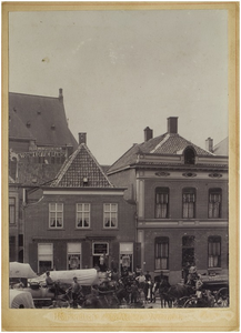 104560 Markt, westkant. Links stoom-koffiebranderij en handel in koloniale waar van de erven J.H. Spoorenberg, rechts ...