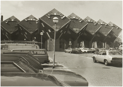 104563 Markt, westkant. Paalwoningen voor 't Speelhuis, 1980