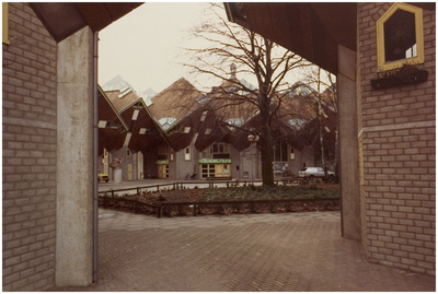 104574 Markt, westkant. Voorkant met ingang van theater 't Speelhuis, 01-1982