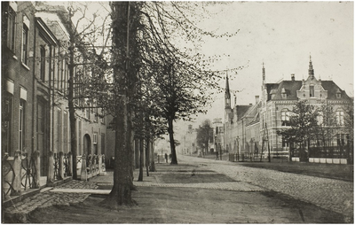 104619 Markt en Marktstraat, gezien vanuit de Marktstraat. Links nummer 10, lang in gebruik als doktershuis van Oswald ...