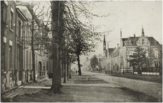 104619 Markt en Marktstraat, gezien vanuit de Marktstraat. Links nummer 10, lang in gebruik als doktershuis van Oswald ...