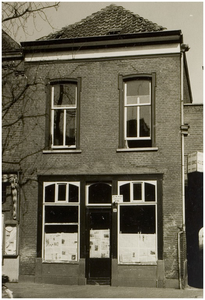 104622 Marktstraat 19, westkant. De voormalige zaak van schoenhandel Van der Linden in onbewoonbaar verklaarde ...