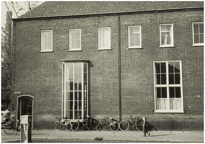 104624 Marktstraat, westkant. Zijgevel van het in 1942 gebouwde postkantoor. Links de toegang naar de Watermolenwal, 10-1965