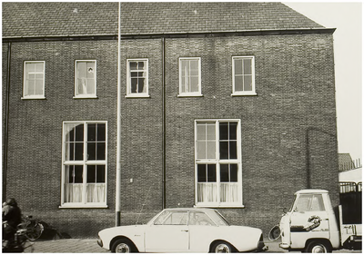 104625 Marktstraat, westkant. Zijgevel van het in 1942 gebouwde postkantoor, 10-1965