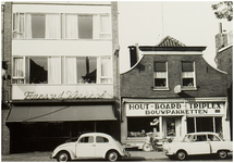 104626 Marktstraat 9 t/m 11, westkant. Links nummer 9 juwelier Frans van de Kerkhof. Rechts nummer 11 doe-het-zelfzaak ...