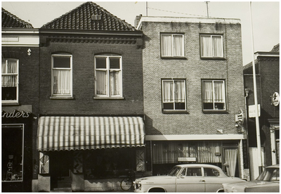 104629 Marktstraat 17 t/m 19, westkant. Links een deel van automaterialenhandel Reijnders. Nummer 17 textielzaak ...