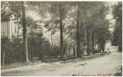 104692 Mierloseweg, gezien in de richting van de Kromme Steenweg. Langs de weg lopen de tramrails van de Meijerijse ...