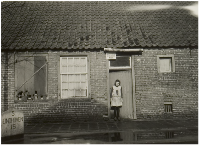 104698 Mierloseweg 66 (tussen 'Nieuwstraat' en 'Cortenbachstraat'). Onbewoonbaar verklaarde arbeiderswoning, 1939