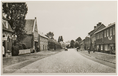 104712 Helmondseweg gezien vanaf de spoorwegovergang. Links in de deuropening kapper Frans van de Voort., 06-1953