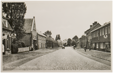 104712 Helmondseweg gezien vanaf de spoorwegovergang. Links in de deuropening kapper Frans van de Voort., 06-1953