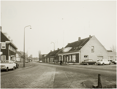 104720 Mierloseweg (tot 1968 Helmondseweg), gezien vanaf de Hortsedijk (voorgrond links). Rechts café 't Trefpunt van ...