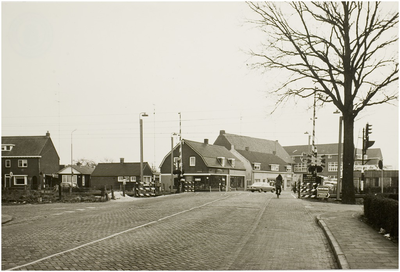 104722 Mierloseweg (voorheen Helmondseweg) met spoorwegovergang. Na het spoor begint de Hoofdstraat met huize ...