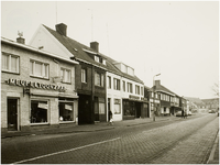 104725 Mierloseweg (tot 1968 Helmondseweg), gezien vanuit de richting 'Hortsedijk' in de richting spoorwegovergang. Na ...