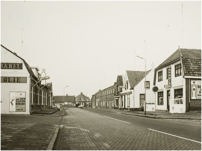104726 Mierloseweg (tot 1968 Helmondseweg), gezien vanuit de richting 'spoorwegovergang' in de richting Hortsedijk / ...
