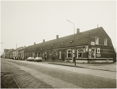 104727 Mierloseweg (tot 1968 Helmondseweg), gezien vanuit de richting 'Hortsedijk' in de richting spoorwegovergang. De ...