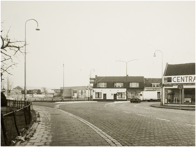 104729 Kruispunt Mierloseweg (tot 1968 Helmondseweg) (links en rechts tussen het pand van Dirks en de bakkerij), ...