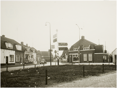 104730 Mierloseweg (tot 1968 Helmondseweg) / Hortsedijk. Op de open plek stond vroeger het café van Luijben (later ...