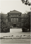 104749 Mierloseweg 7. Hoofdingang van het Carolus Borromeus College, 15-07-1987