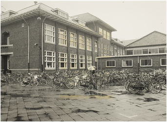 104769 Mierloseweg 7. Achterzijde Carolus Borromeus College, 13-03-1989