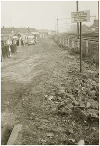 104777 Berm spoorlijn Helmond-'Deurne', gezien in de richting 'Deurne'. Links bij de auto de toegang tot de Molenweg. ...