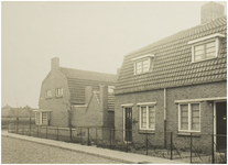 104784 Molstraat, gezien in de richting van de Tolpoststraat (later Pastoor Van Leeuwenstraat). Complex ...