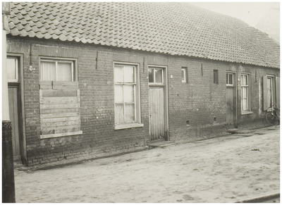 104815 Middensteeg, ook genoemd 2e slop aan de 3e Haagstraat. De naam werd vastgesteld in 1920 en ingetrokken in 1951. ...