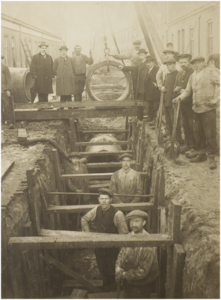 104835 Molenstraat. Aanleg riolering. In de sleuf achteraan links de heer Dankers, 1916