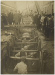 104836 Molenstraat. Aanleg riolering. In de sleuf achteraan de heer Dankers, 1916