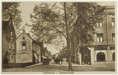 104842 Molenstraat, hoek Noord Koninginnewal (links) en Zuid Koninginnewal. In het hoekpand rechts opende R. van Gemert ...