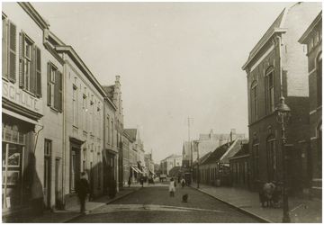 104847 Molenstraat, gezien vanuit de richting van de 'Ameidestraat'. Links bedden- en meubelhandel Schulte. Tweede ...