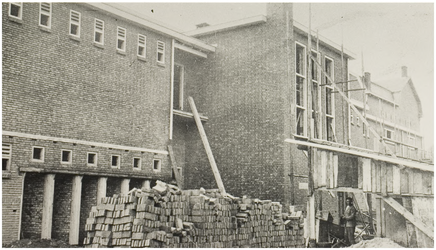 104848 Molenstraat. Verbouwing van de Sint Lambertusschool tot Sint Canisiusschool, gezien vanaf de speelplaats. De ...