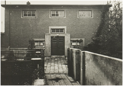 104863 Molenstraat. Achterkant van het patronaatsgebouw van de parochie Sint Lambertus, 1935