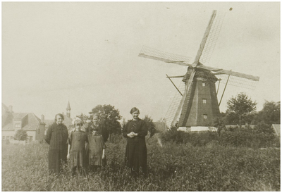 104878 Windmolen van de familie Van Stekelenburg, gezien vanaf het spoorwegemplacement. Links de voormalige ...