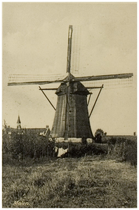 104883 Molenstraat. Windmolen van Van Stekelenburg Links de toren van de kapel van het klooster van de zusters ...