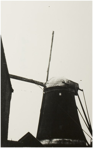 104884 Molenstraat, gezien vanuit de richting van het 'kerkhof'. De molen van Van Stekelenburg. Links: een gedeelte van ...