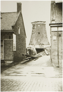 104885 Molenstraat, gezien vanuit de richting van het 'kerkhof'. Sloop van de graanwindmolen van Van Stekelenburg. ...