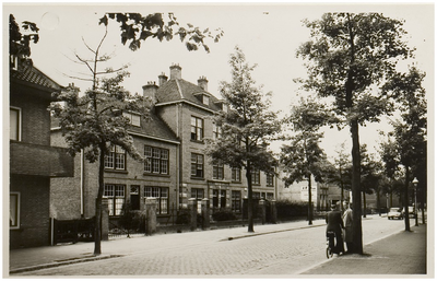 104886 Molenstraat 121. Voormalige marechausseekazerne in gebruik als woonhuis voor vier gezinnen. In 1951 werd het ...