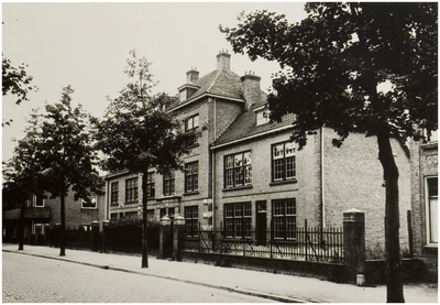 104887 Molenstraat 121. Voormalige marechausseekazerne in gebruik als woonhuis voor vier gezinnen. In 1951 werd het ...