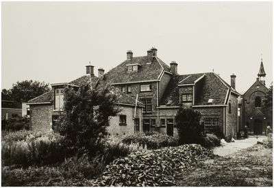 104888 Molenstraat 121. Achterzijde van de voormalige marechausseekazerne in gebruik als woonhuis voor vier gezinnen. ...
