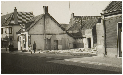 104894 Molenstraat, gezien in de richting van de 'Ameidestraat'. Van links naar rechtsopen plek van gesloopte pand, ...