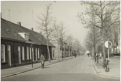 104899 Molenstraat, gezien vanaf de hoek met de Burgemeester van Houtlaan (vooraan rechts) in de richting van de ...