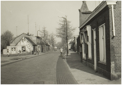 104900 Molenstraat, gezien vanuit de richting van de 'Deurneseweg'. Rechts het winkelpand van Hanneske van Gerwen. Iets ...